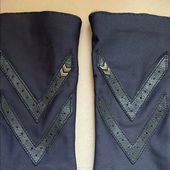 Isotoner navy blue  Women's Gloves with Chevron Design - Picture 2 of 5